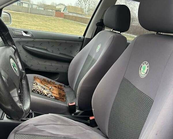 Серый Шкода Фабия, объемом двигателя 1.39 л и пробегом 257 тыс. км за 3750 $, фото 5 на Automoto.ua