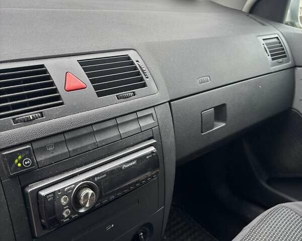 Серый Шкода Фабия, объемом двигателя 1.39 л и пробегом 257 тыс. км за 3750 $, фото 6 на Automoto.ua