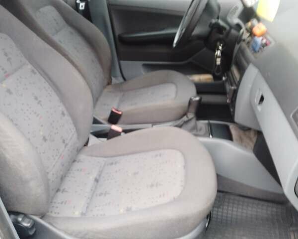 Сірий Шкода Фабія, об'ємом двигуна 1.39 л та пробігом 255 тис. км за 3750 $, фото 2 на Automoto.ua