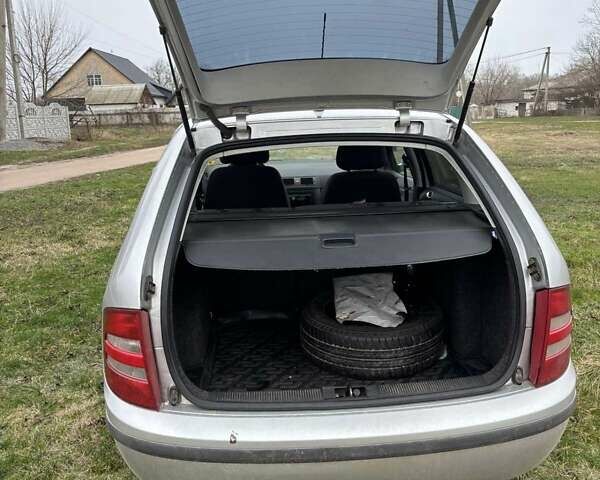 Серый Шкода Фабия, объемом двигателя 1.39 л и пробегом 257 тыс. км за 3750 $, фото 7 на Automoto.ua