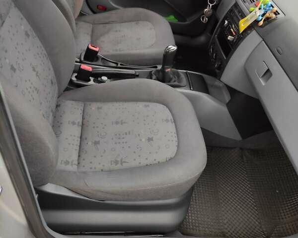 Сірий Шкода Фабія, об'ємом двигуна 1.39 л та пробігом 242 тис. км за 3249 $, фото 19 на Automoto.ua