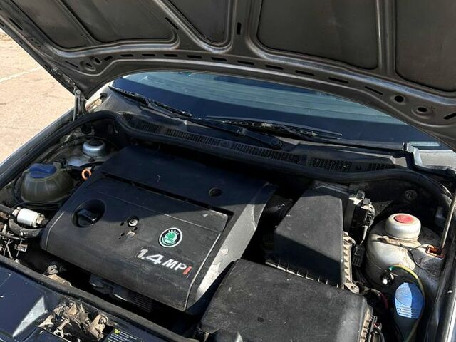 Серый Шкода Фабия, объемом двигателя 1.4 л и пробегом 250 тыс. км за 3500 $, фото 1 на Automoto.ua