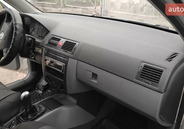 Серый Шкода Фабия, объемом двигателя 1.4 л и пробегом 368 тыс. км за 4000 $, фото 6 на Automoto.ua