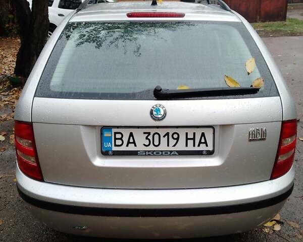 Сірий Шкода Фабія, об'ємом двигуна 1.39 л та пробігом 255 тис. км за 3750 $, фото 3 на Automoto.ua