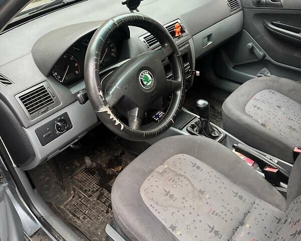 Сірий Шкода Фабія, об'ємом двигуна 1.39 л та пробігом 250 тис. км за 2300 $, фото 4 на Automoto.ua