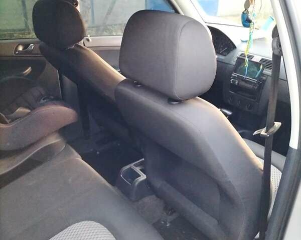 Шкода Фабия 2003 в Днепре (Днепропетровске) на Automoto.ua Серый Шкода Фабия, объемом двигателя 1.39 л и пробегом 210 тыс. км за 4600 $, фото 9 на Automoto.ua