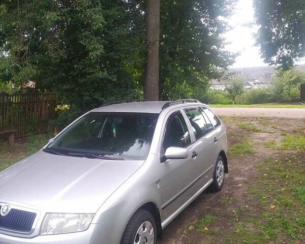 Серый Шкода Фабия, объемом двигателя 1.39 л и пробегом 293 тыс. км за 3800 $, фото 2 на Automoto.ua