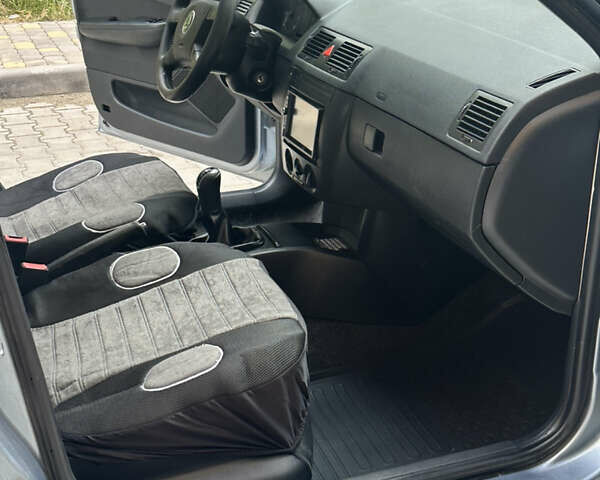 Серый Шкода Фабия, объемом двигателя 1.39 л и пробегом 210 тыс. км за 3650 $, фото 14 на Automoto.ua