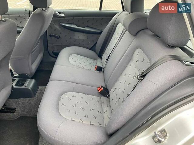 Сірий Шкода Фабія, об'ємом двигуна 1.39 л та пробігом 195 тис. км за 4400 $, фото 6 на Automoto.ua