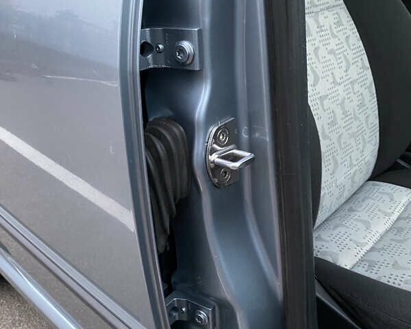 Серый Шкода Фабия, объемом двигателя 1.39 л и пробегом 276 тыс. км за 3999 $, фото 43 на Automoto.ua