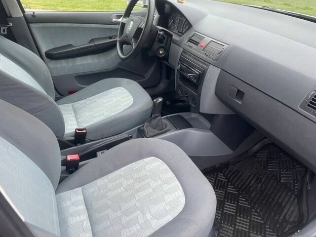 Серый Шкода Фабия, объемом двигателя 1.4 л и пробегом 252 тыс. км за 4200 $, фото 4 на Automoto.ua