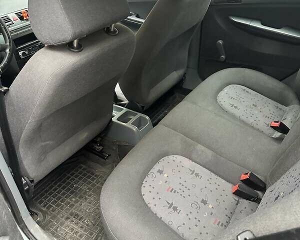 Сірий Шкода Фабія, об'ємом двигуна 1.39 л та пробігом 250 тис. км за 2300 $, фото 5 на Automoto.ua