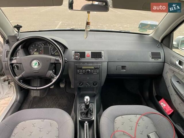 Серый Шкода Фабия, объемом двигателя 1.39 л и пробегом 195 тыс. км за 4200 $, фото 5 на Automoto.ua