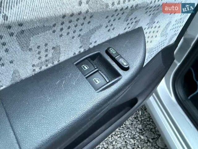 Серый Шкода Фабия, объемом двигателя 1.39 л и пробегом 239 тыс. км за 3500 $, фото 16 на Automoto.ua