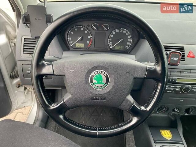Сірий Шкода Фабія, об'ємом двигуна 1.39 л та пробігом 195 тис. км за 4400 $, фото 1 на Automoto.ua