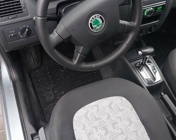 Сірий Шкода Фабія, об'ємом двигуна 1.39 л та пробігом 277 тис. км за 4400 $, фото 17 на Automoto.ua