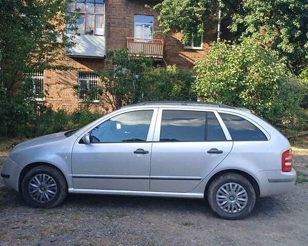 Серый Шкода Фабия, объемом двигателя 1.39 л и пробегом 230 тыс. км за 3900 $, фото 3 на Automoto.ua