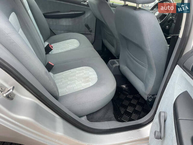 Серый Шкода Фабия, объемом двигателя 1.39 л и пробегом 252 тыс. км за 4200 $, фото 6 на Automoto.ua