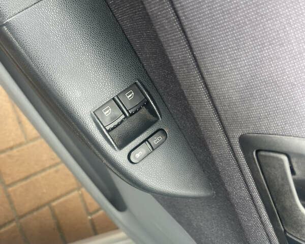 Сірий Шкода Фабія, об'ємом двигуна 1.4 л та пробігом 255 тис. км за 3200 $, фото 26 на Automoto.ua