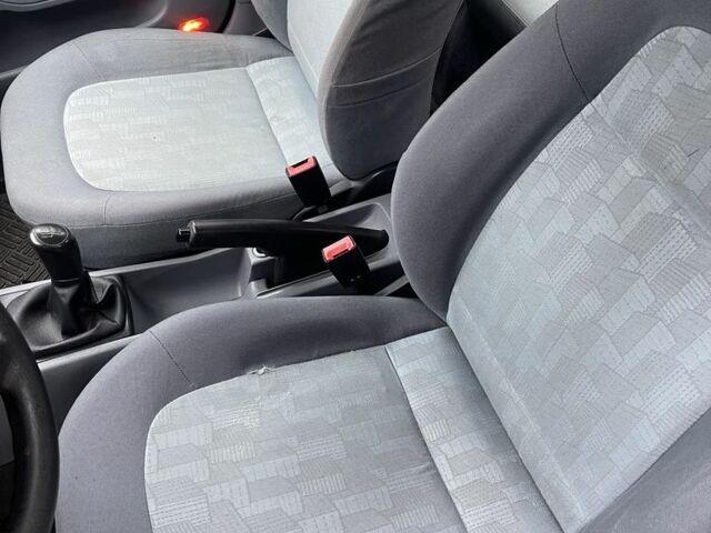 Серый Шкода Фабия, объемом двигателя 1.4 л и пробегом 252 тыс. км за 4200 $, фото 5 на Automoto.ua