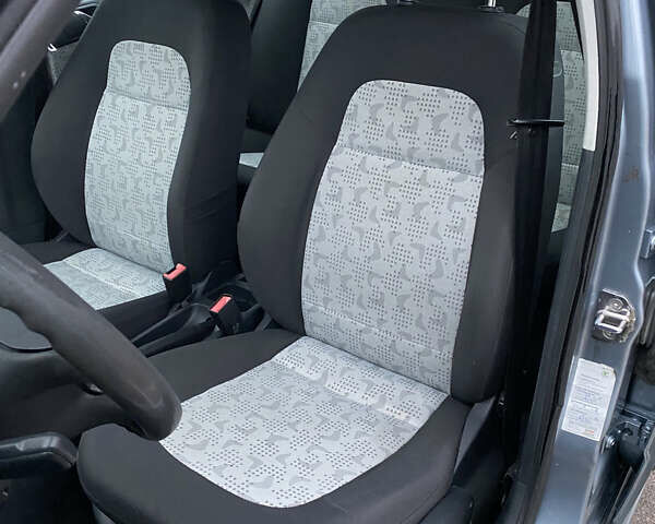 Серый Шкода Фабия, объемом двигателя 1.39 л и пробегом 276 тыс. км за 3999 $, фото 28 на Automoto.ua