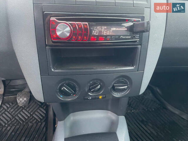 Серый Шкода Фабия, объемом двигателя 1.39 л и пробегом 252 тыс. км за 4200 $, фото 10 на Automoto.ua