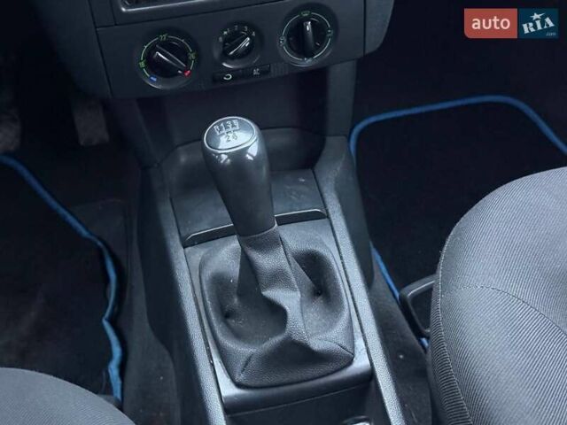 Серый Шкода Фабия, объемом двигателя 1.39 л и пробегом 239 тыс. км за 3500 $, фото 20 на Automoto.ua