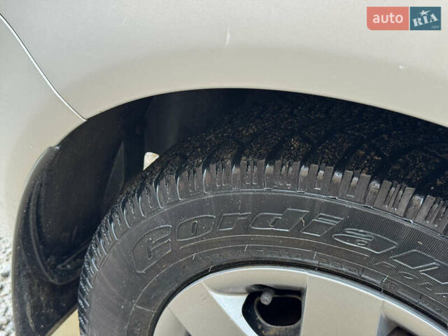 Серый Шкода Фабия, объемом двигателя 1.39 л и пробегом 208 тыс. км за 3999 $, фото 11 на Automoto.ua