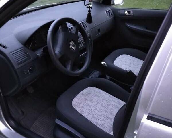 Серый Шкода Фабия, объемом двигателя 1.39 л и пробегом 240 тыс. км за 3500 $, фото 3 на Automoto.ua