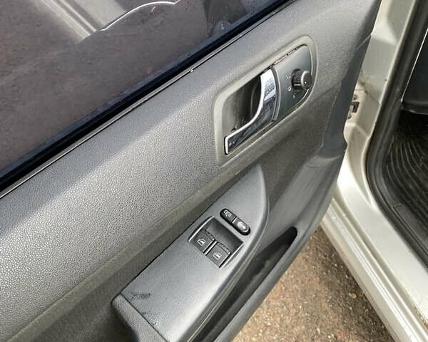 Серый Шкода Фабия, объемом двигателя 1.4 л и пробегом 253 тыс. км за 2800 $, фото 9 на Automoto.ua