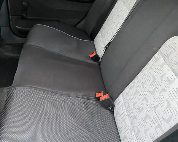 Серый Шкода Фабия, объемом двигателя 1.39 л и пробегом 243 тыс. км за 4500 $, фото 11 на Automoto.ua