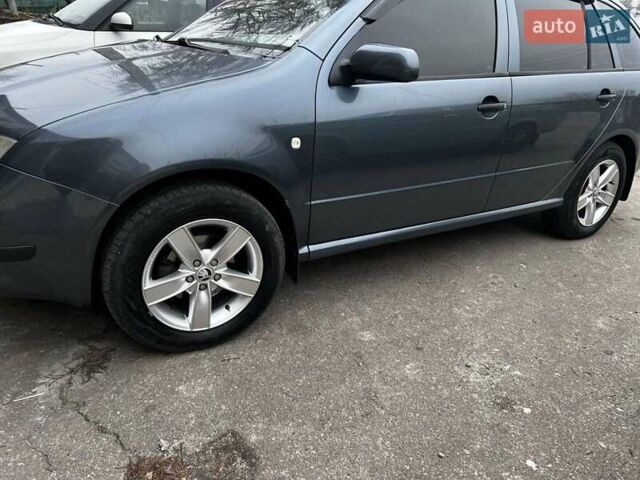 Сірий Шкода Фабія, об'ємом двигуна 1.39 л та пробігом 175 тис. км за 4200 $, фото 3 на Automoto.ua