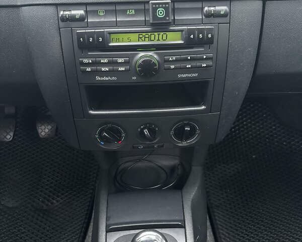 Серый Шкода Фабия, объемом двигателя 1.4 л и пробегом 322 тыс. км за 3700 $, фото 20 на Automoto.ua