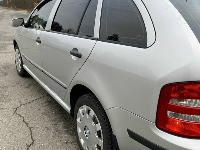 Серый Шкода Фабия, объемом двигателя 1.4 л и пробегом 243 тыс. км за 4600 $, фото 3 на Automoto.ua