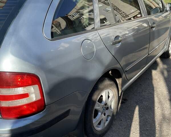 Серый Шкода Фабия, объемом двигателя 1.39 л и пробегом 207 тыс. км за 4300 $, фото 5 на Automoto.ua