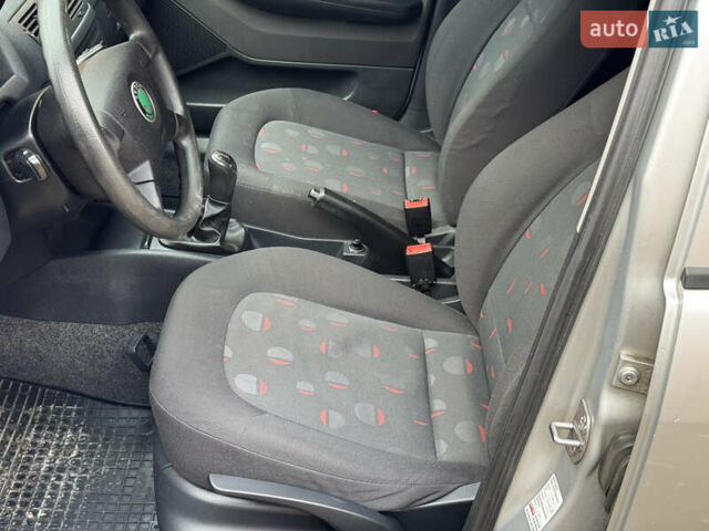 Серый Шкода Фабия, объемом двигателя 1.39 л и пробегом 208 тыс. км за 3999 $, фото 20 на Automoto.ua