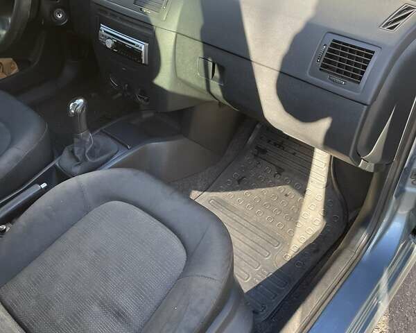 Серый Шкода Фабия, объемом двигателя 1.39 л и пробегом 207 тыс. км за 4300 $, фото 7 на Automoto.ua