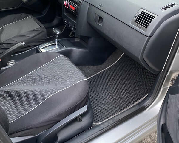 Серый Шкода Фабия, объемом двигателя 1.39 л и пробегом 243 тыс. км за 4500 $, фото 8 на Automoto.ua