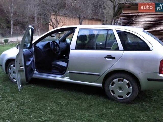 Серый Шкода Фабия, объемом двигателя 1.39 л и пробегом 240 тыс. км за 3500 $, фото 4 на Automoto.ua