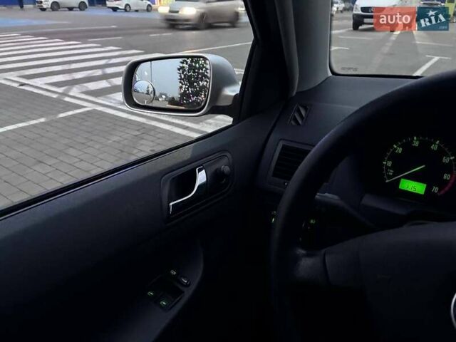 Серый Шкода Фабия, объемом двигателя 1.39 л и пробегом 256 тыс. км за 4200 $, фото 2 на Automoto.ua