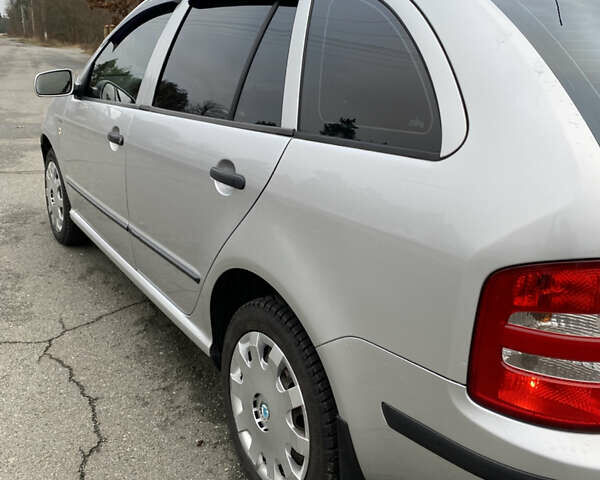 Серый Шкода Фабия, объемом двигателя 1.39 л и пробегом 243 тыс. км за 4500 $, фото 3 на Automoto.ua