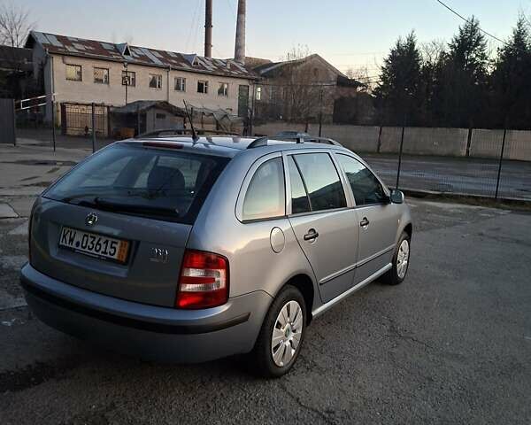 Серый Шкода Фабия, объемом двигателя 1.4 л и пробегом 202 тыс. км за 3750 $, фото 2 на Automoto.ua