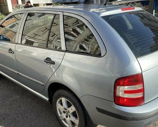 Серый Шкода Фабия, объемом двигателя 1.39 л и пробегом 207 тыс. км за 4300 $, фото 3 на Automoto.ua