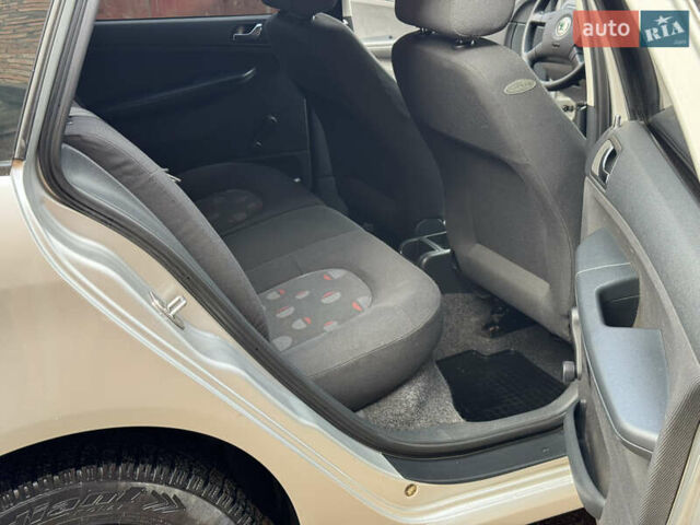 Серый Шкода Фабия, объемом двигателя 1.39 л и пробегом 208 тыс. км за 3999 $, фото 24 на Automoto.ua