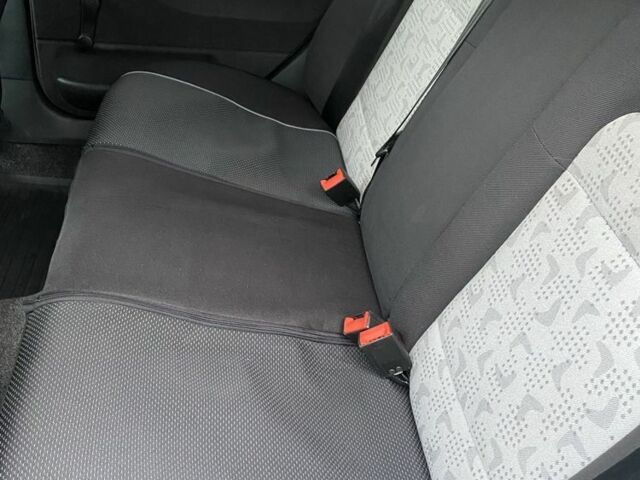 Серый Шкода Фабия, объемом двигателя 1.4 л и пробегом 243 тыс. км за 4600 $, фото 11 на Automoto.ua