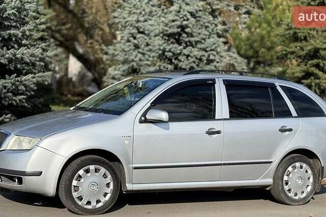 Сірий Шкода Фабія, об'ємом двигуна 1.39 л та пробігом 242 тис. км за 3900 $, фото 1 на Automoto.ua