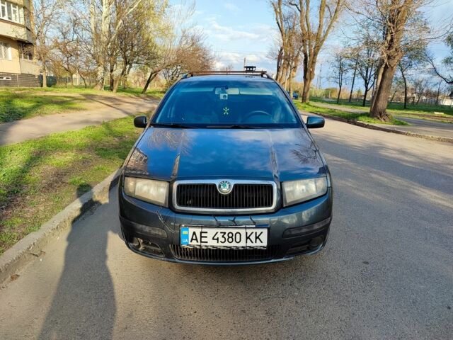 Серый Шкода Фабия, объемом двигателя 1.4 л и пробегом 220 тыс. км за 3600 $, фото 1 на Automoto.ua