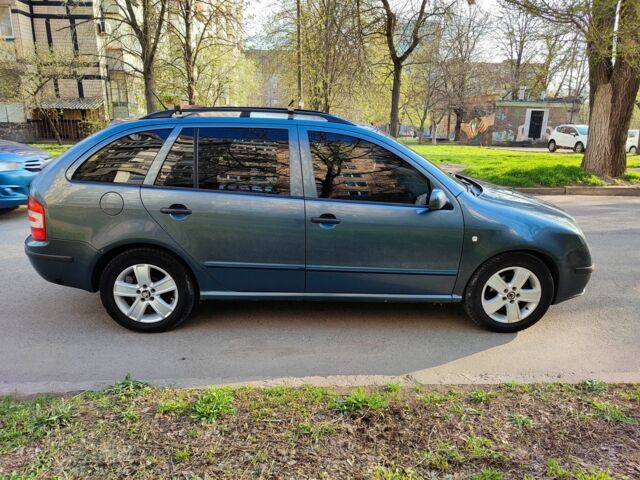 Серый Шкода Фабия, объемом двигателя 1.4 л и пробегом 220 тыс. км за 3600 $, фото 4 на Automoto.ua