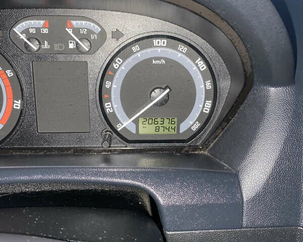 Серый Шкода Фабия, объемом двигателя 1.4 л и пробегом 206 тыс. км за 3650 $, фото 6 на Automoto.ua