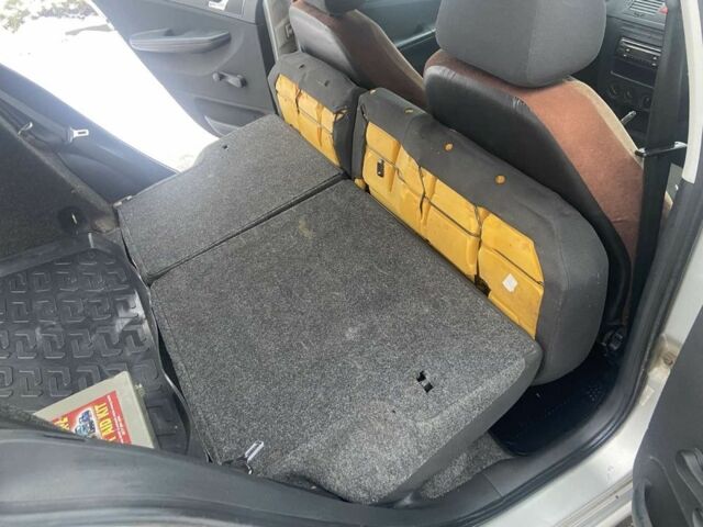 Серый Шкода Фабия, объемом двигателя 1.4 л и пробегом 320 тыс. км за 4000 $, фото 7 на Automoto.ua